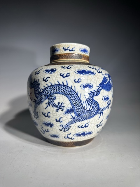 古玩陶瓷哥釉青花雙龍戲珠紋蓋罐真品鑒賞圖