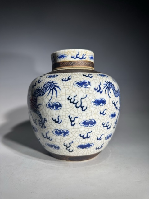 古玩陶瓷哥釉青花雙龍戲珠紋蓋罐真品鑒賞圖