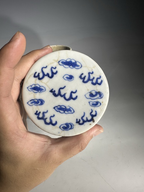 古玩陶瓷哥釉青花雙龍戲珠紋蓋罐真品鑒賞圖