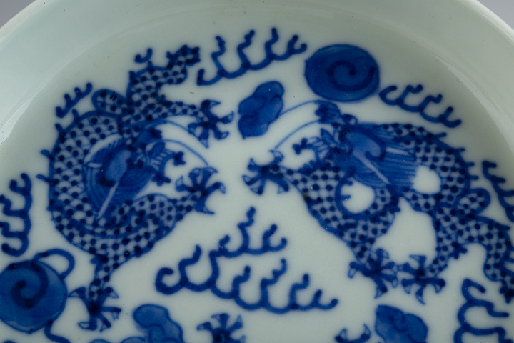 古玩陶瓷清晚·寶源發記 青花龍紋小盤
真品鑒賞圖