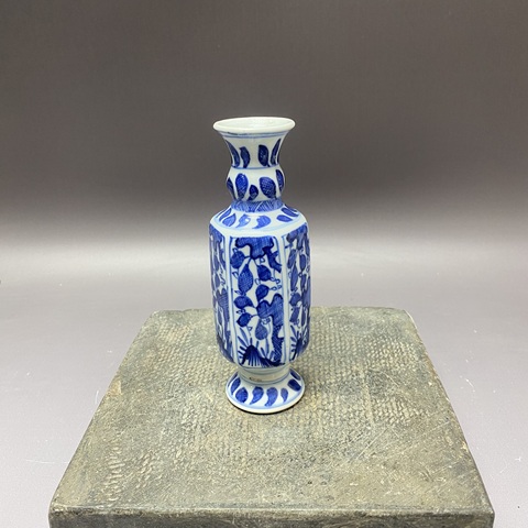 古玩陶瓷花卉紋青花瓶真品鑒賞圖