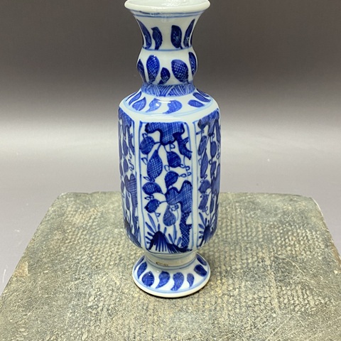 古玩陶瓷花卉紋青花瓶真品鑒賞圖