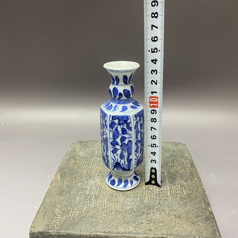 古玩陶瓷花卉紋青花瓶真品鑒賞圖