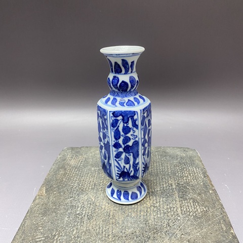 古玩陶瓷花卉紋青花瓶真品鑒賞圖