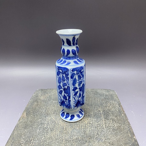 古玩陶瓷花卉紋青花瓶真品鑒賞圖