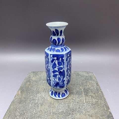 古玩陶瓷花卉紋青花瓶真品鑒賞圖