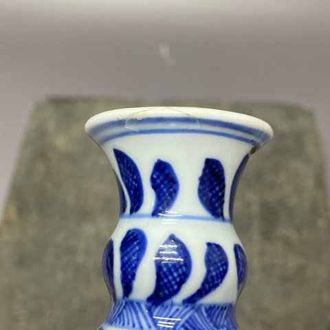 古玩陶瓷花卉紋青花瓶真品鑒賞圖