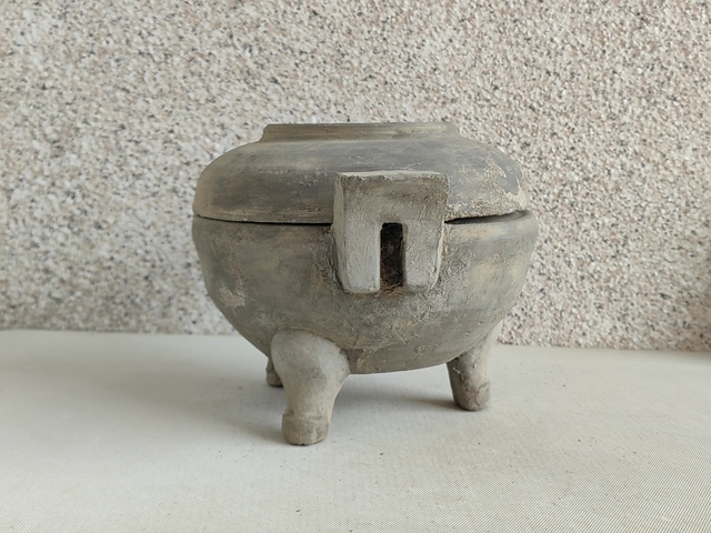 古玩陶瓷灰陶雙耳三足鼎拍賣,當(dāng)前價(jià)格580元