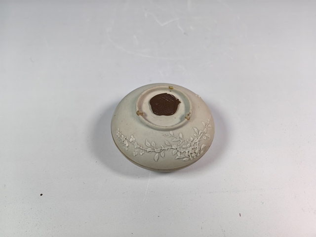 古玩陶瓷晚清民國(guó)返瓷浮雕蝶戀花印泥盒真品鑒賞圖