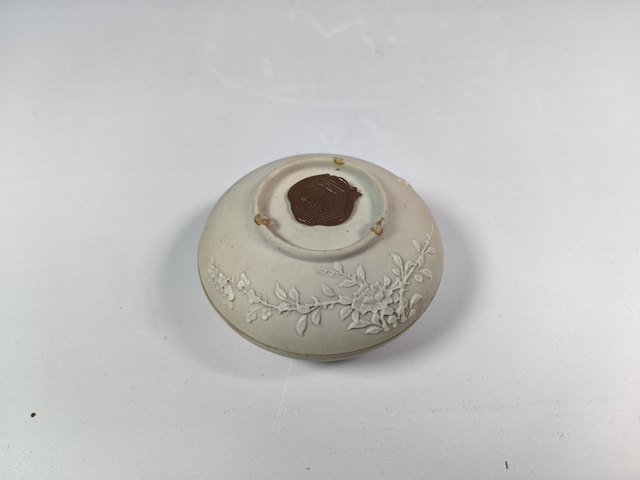 古玩陶瓷晚清民國(guó)返瓷浮雕蝶戀花印泥盒真品鑒賞圖