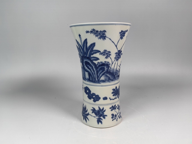 古玩陶瓷清末民初洞石芭蕉花卉紋青花花觚真品鑒賞圖