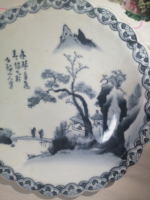 古玩陶瓷人物山水紋青花盤真品鑒賞圖