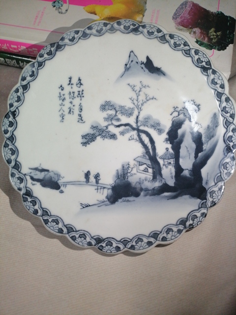 古玩陶瓷人物山水紋青花盤真品鑒賞圖