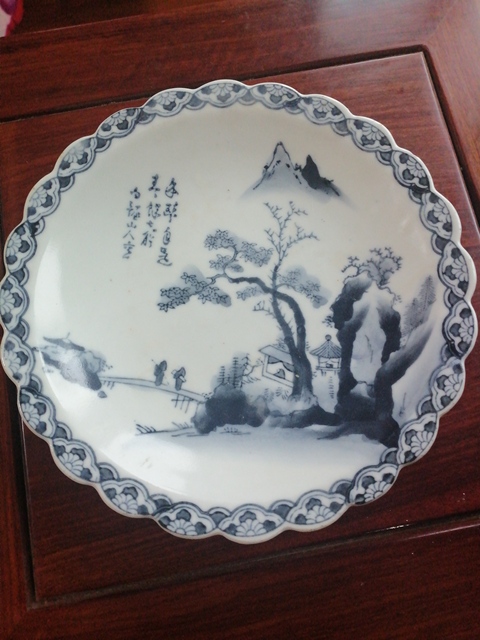 古玩陶瓷人物山水紋青花盤真品鑒賞圖