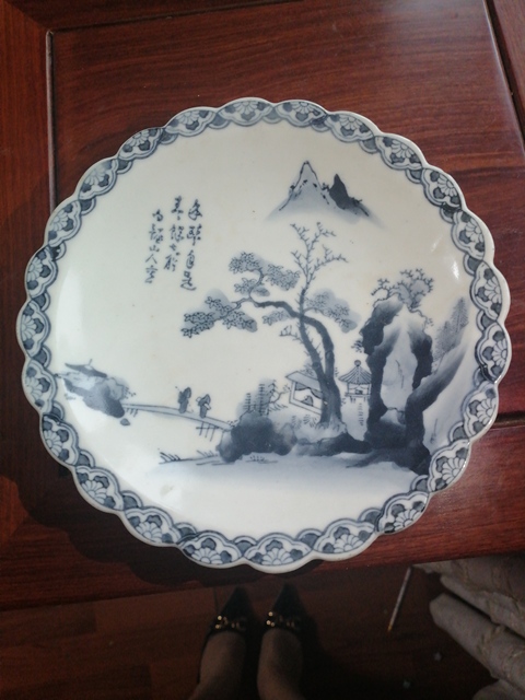 古玩陶瓷人物山水紋青花盤真品鑒賞圖