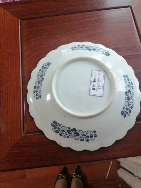 古玩陶瓷人物山水紋青花盤真品鑒賞圖