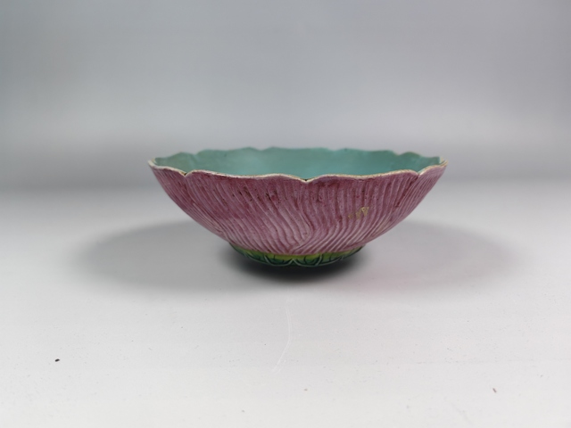 古玩陶瓷民國胭脂紅仿生瓷蓮瓣紋碗真品鑒賞圖