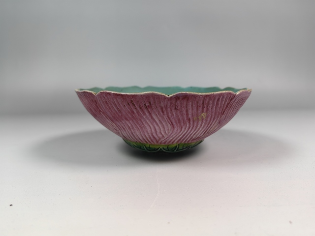 古玩陶瓷民國胭脂紅仿生瓷蓮瓣紋碗真品鑒賞圖