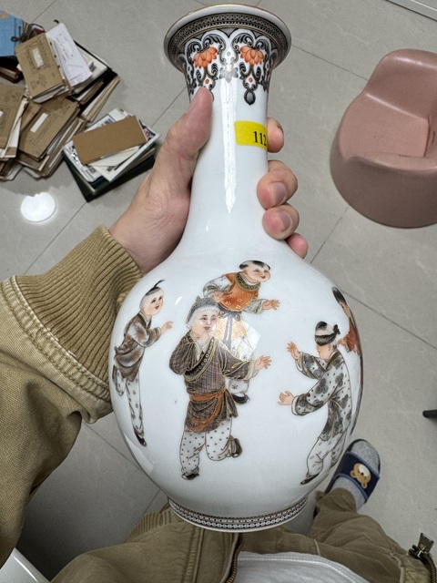 古玩陶瓷礬紅墨彩描金嬰戲圖賞瓶真品鑒賞圖