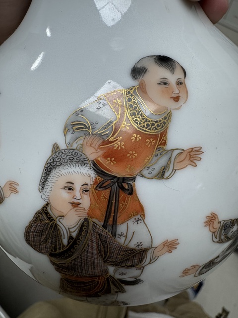 古玩陶瓷礬紅墨彩描金嬰戲圖賞瓶真品鑒賞圖