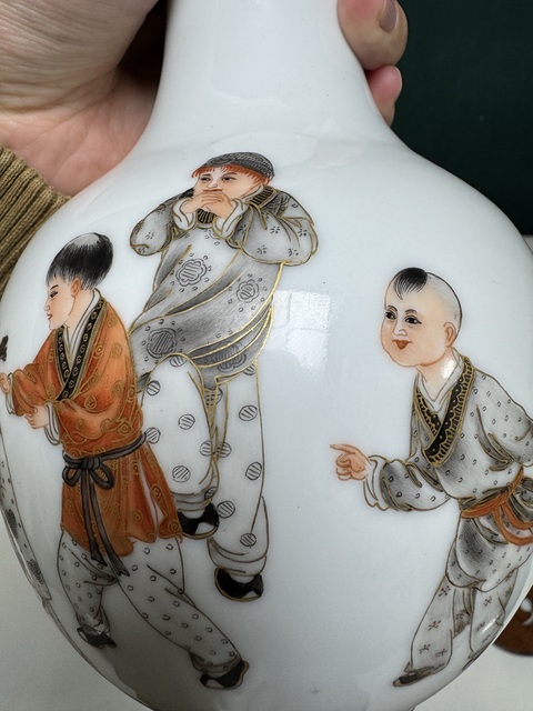 古玩陶瓷礬紅墨彩描金嬰戲圖賞瓶真品鑒賞圖