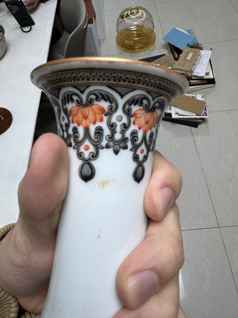 古玩陶瓷礬紅墨彩描金嬰戲圖賞瓶真品鑒賞圖