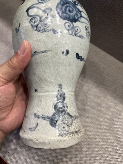 古玩陶瓷明代青花纏枝花卉紋梅瓶真品鑒賞圖