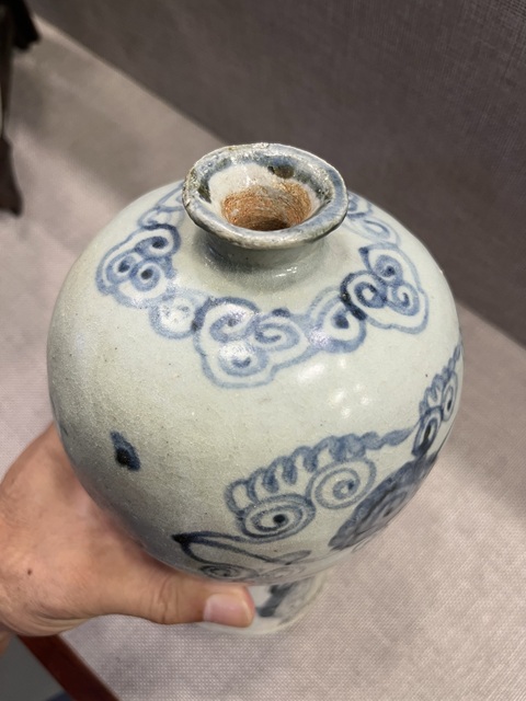 古玩陶瓷明代青花纏枝花卉紋梅瓶真品鑒賞圖