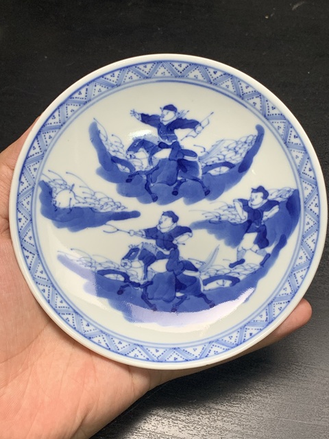 古玩陶瓷刀馬人青花盤真品鑒賞圖