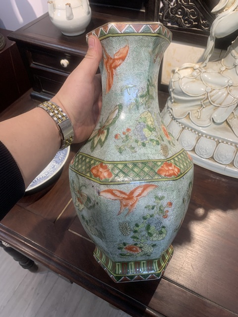 古玩陶瓷五彩花蝶紋六方瓶真品鑒賞圖