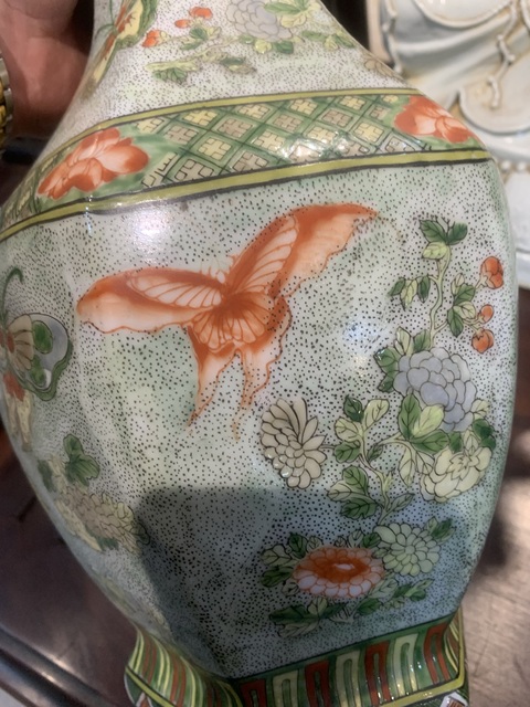古玩陶瓷五彩花蝶紋六方瓶真品鑒賞圖