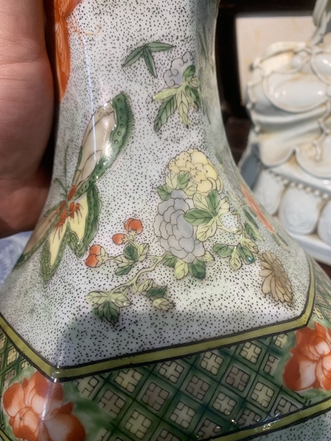 古玩陶瓷五彩花蝶紋六方瓶真品鑒賞圖