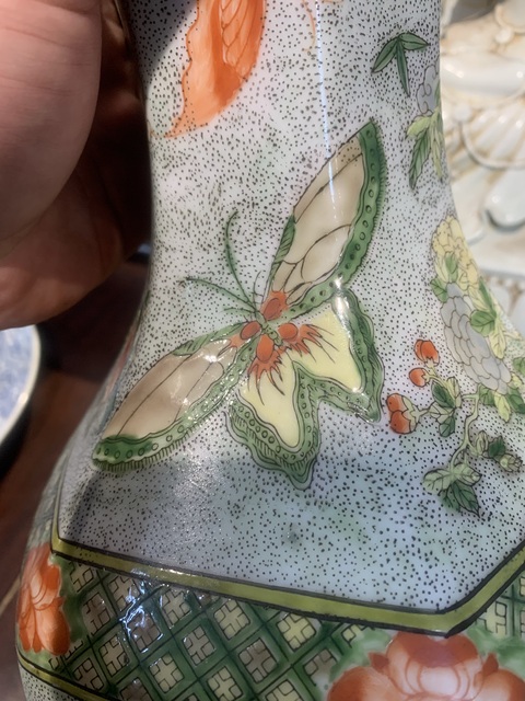 古玩陶瓷五彩花蝶紋六方瓶真品鑒賞圖