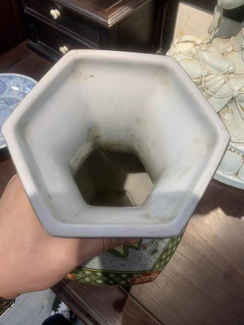 古玩陶瓷五彩花蝶紋六方瓶真品鑒賞圖