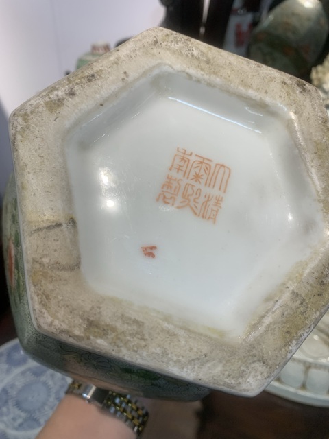 古玩陶瓷五彩花蝶紋六方瓶真品鑒賞圖