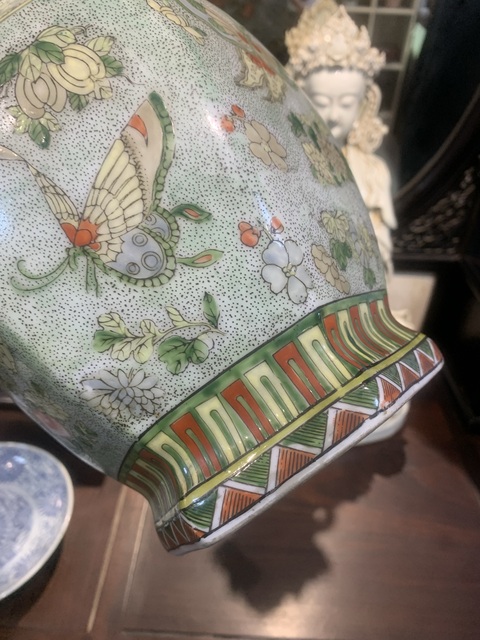 古玩陶瓷五彩花蝶紋六方瓶真品鑒賞圖