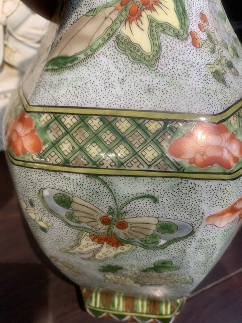 古玩陶瓷五彩花蝶紋六方瓶真品鑒賞圖