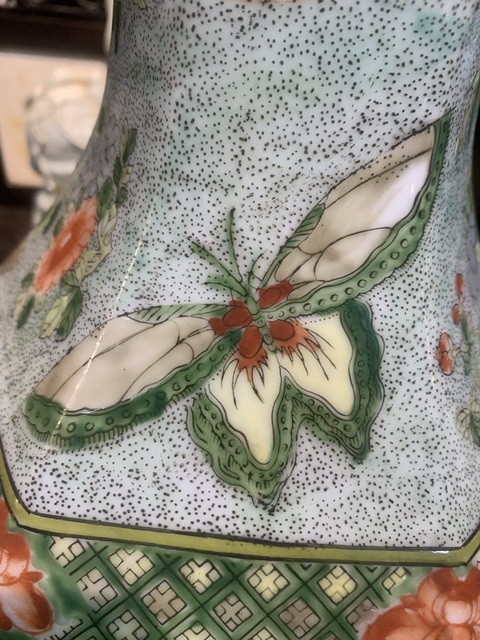 古玩陶瓷五彩花蝶紋六方瓶真品鑒賞圖