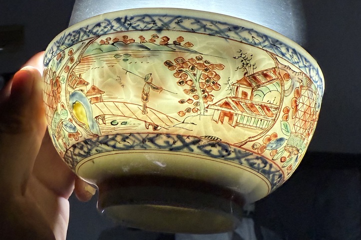 古玩陶瓷清康熙·青花五彩暗刻開(kāi)窗山水人物紋碗拍賣，當(dāng)前價(jià)格1850元