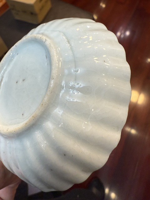 古玩陶瓷白釉花卉紋菊瓣盤真品鑒賞圖