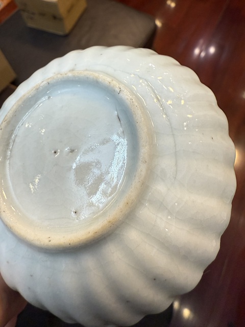 古玩陶瓷白釉花卉紋菊瓣盤真品鑒賞圖