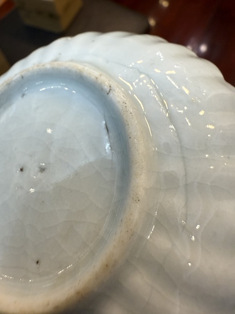 古玩陶瓷白釉花卉紋菊瓣盤真品鑒賞圖