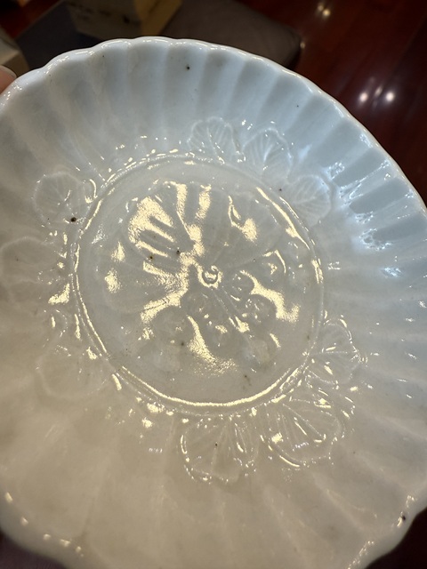 古玩陶瓷白釉花卉紋菊瓣盤真品鑒賞圖