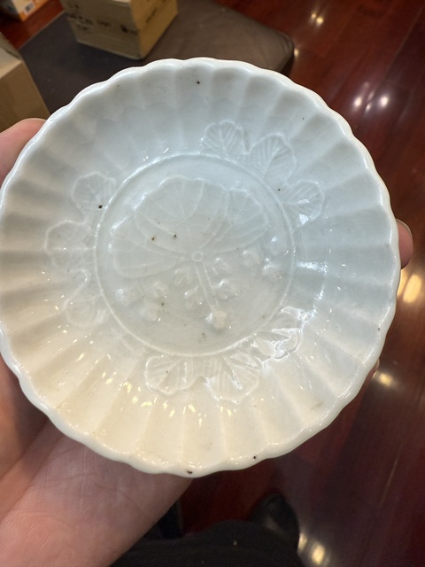 古玩陶瓷白釉花卉紋菊瓣盤真品鑒賞圖