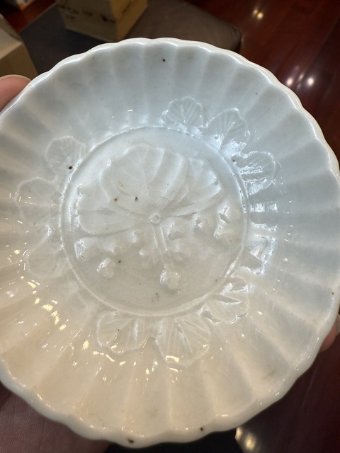 古玩陶瓷白釉花卉紋菊瓣盤真品鑒賞圖