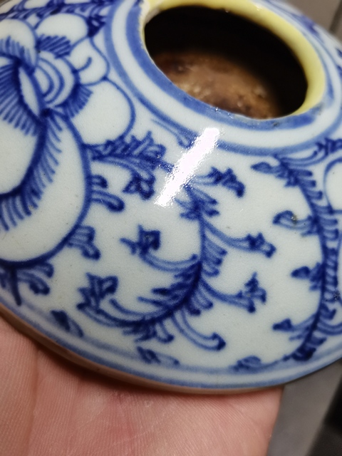 古玩陶瓷纏枝花卉紋青花水盂真品鑒賞圖