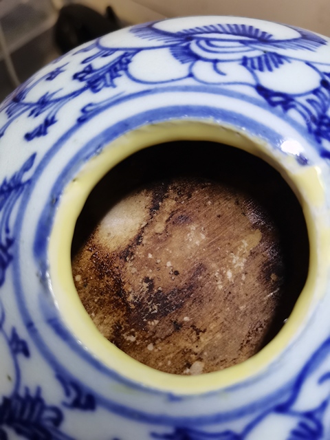 古玩陶瓷纏枝花卉紋青花水盂真品鑒賞圖