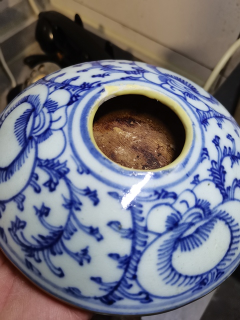 古玩陶瓷纏枝花卉紋青花水盂真品鑒賞圖