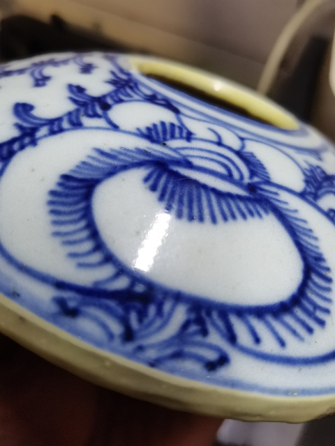 古玩陶瓷纏枝花卉紋青花水盂真品鑒賞圖