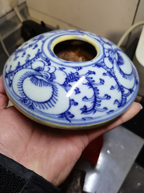 古玩陶瓷纏枝花卉紋青花水盂真品鑒賞圖